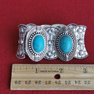 #21~NWOT. Elastic turquoise bracelet.